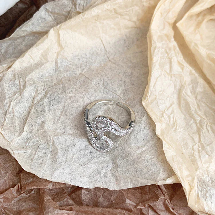 S-förmiger silberner Zirkonia-Ring - Seraphine