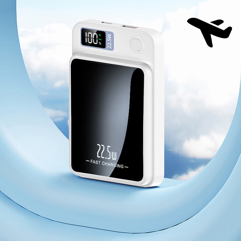 Witte powerbank rechtopstaand tegen een achtergrond van wolken en een vliegtuigvenster, met een vliegtuigsymbool dat meenemen in het vliegtuig aanduidt. 8