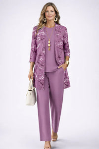 Model in lila set met bloemenprint op het open vest, effen top en broek 4