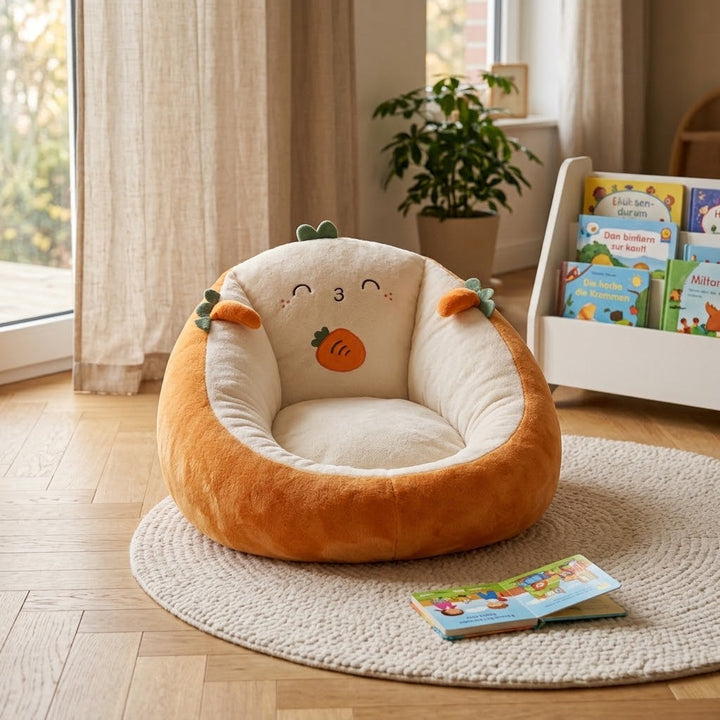 Oranje-crème zitzak met wortelgezichtje in een lichte kinderhoek met rond tapijt en prentenboeken 1