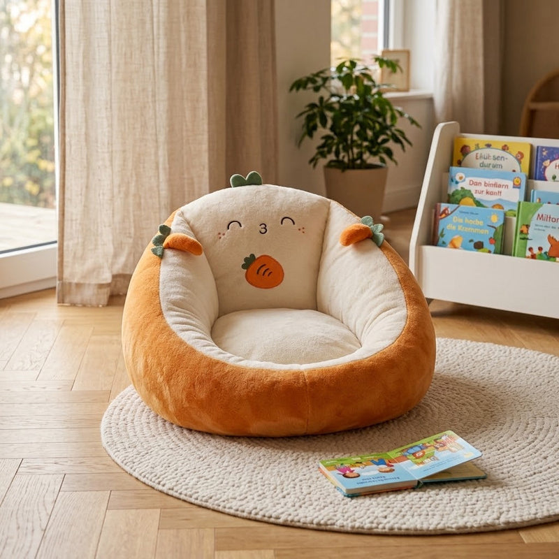 Oranje-crème zitzak met wortelgezichtje in een lichte kinderhoek met rond tapijt en prentenboeken 1