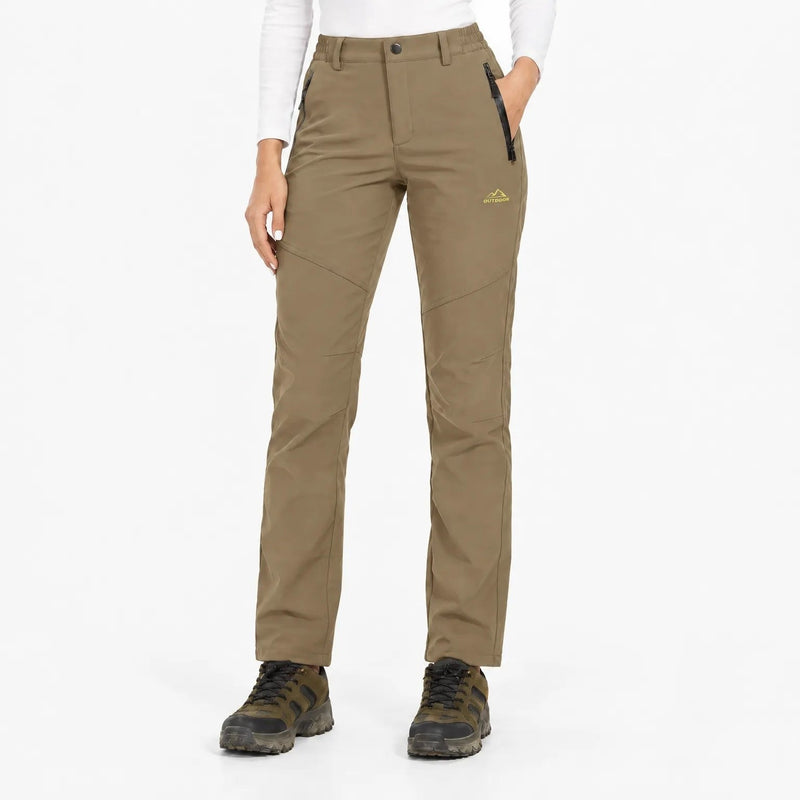 Voorkant van de bruinbeige broek op een model met witte trui en wandelschoenen 10