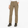 Voorkant van de bruinbeige broek op een model met witte trui en wandelschoenen 10