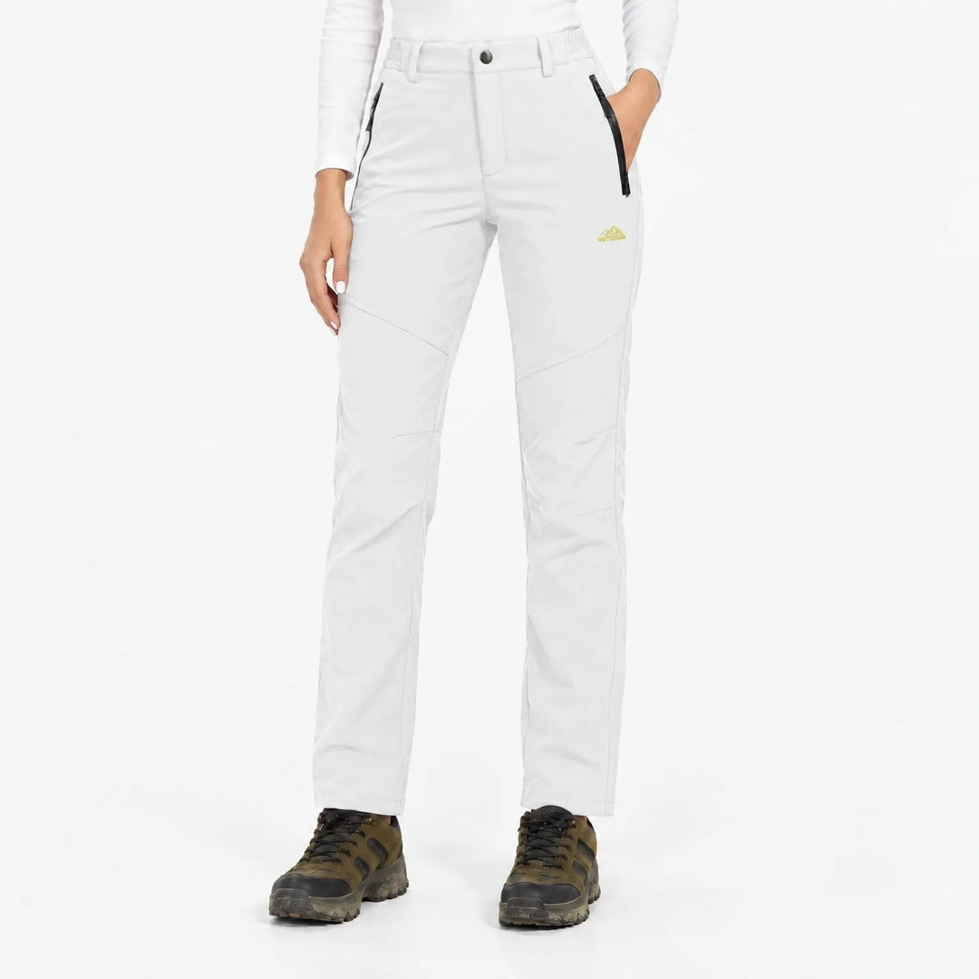 Voorkant van de witte broek met zwarte ritszakken op een model 15