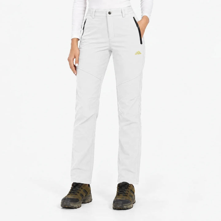 Voorkant van de witte broek met zwarte ritszakken op een model 15
