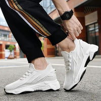 Diskrete, erhöhende Herrensneaker mit Stil - MaxLift Boost
