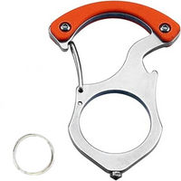 Stalen karabijnhaak met oranje handvat en vingergat, met flesopener en punt onderaan, vrijgesteld op wit naast een los sleutelringetje. 5