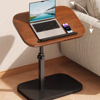 Houten laptoptafel met zwarte kolom en voet naast een bank, met gebogen pijl die het kantelen of draaien van het blad aangeeft. 2