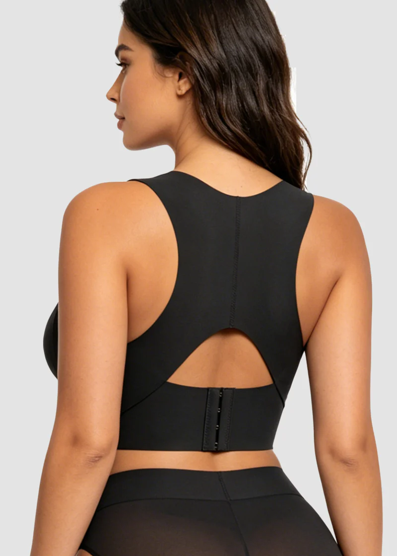 Achterkant van de zwarte beha met racerback, rugopening en haakjes onderaan, gedragen door een model. 16