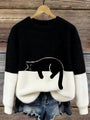 Trui in zwart en wit met zwarte kat die over de kleurnaad hangt, op een hanger 5