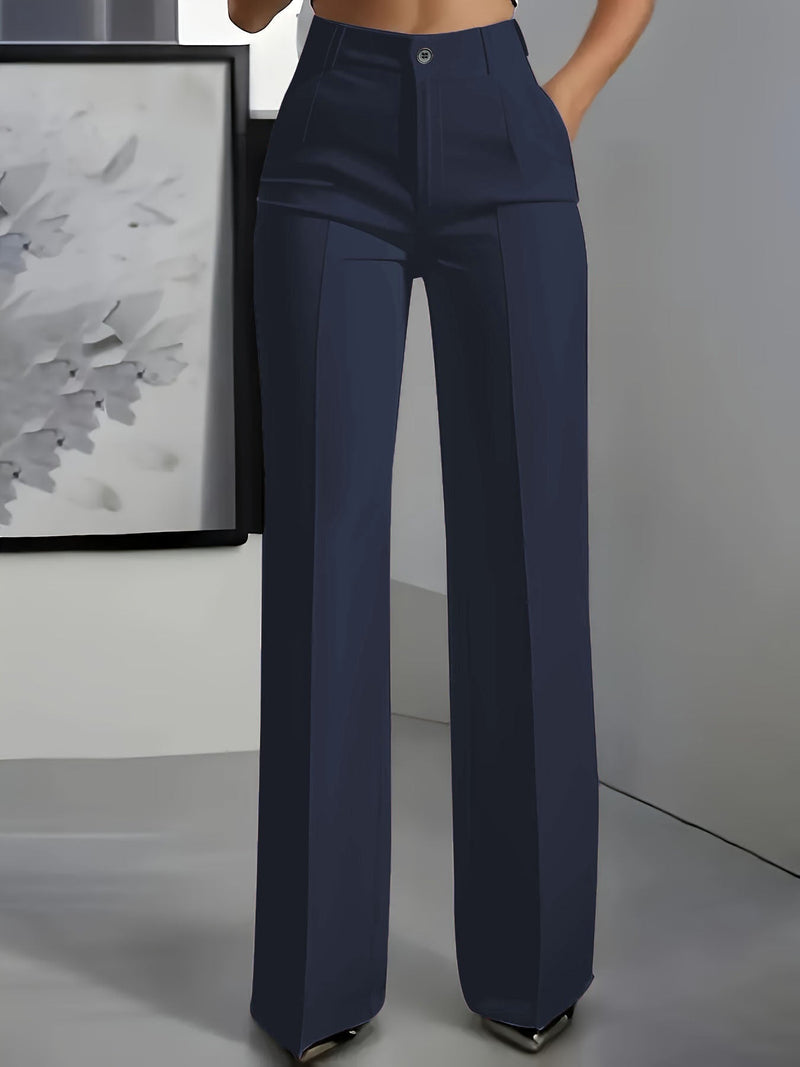 Voorkant van de hoge broek met wijde pijpen in donkerblauw, gedragen door een model 1