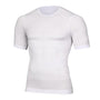 Wit kort shirt met ronde hals en vormgevende buikpanelen, voorkant op een witte achtergrond. 2