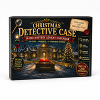 Doos van het detectivethema met een verlichte kerstboom, een vitrine met rood kussen en een vraagteken, afzetlint en een vergrootglas. 11