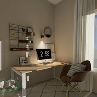 Zwarte wandlamp naast een klok boven een houten bureau met computer, die het werkblad verlicht in een thuiskantoor. 11