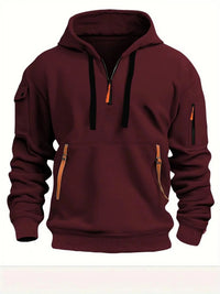 Bordeauxrode hoodie van voren met zwarte trekkoorden, oranje ritdetails aan de buikzak en een ritszak op de mouw. 5