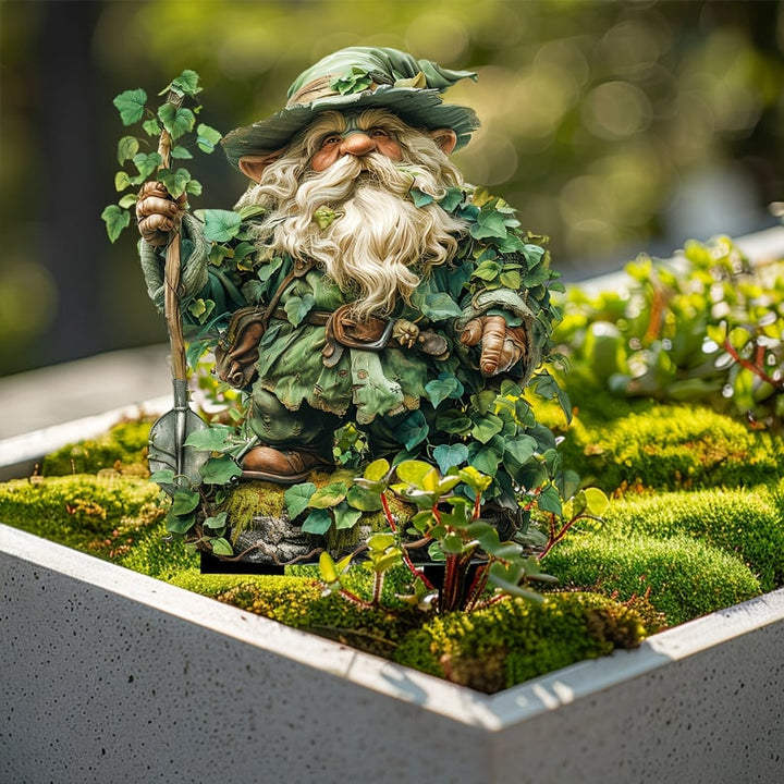 Tuinprikker van de bladerkabouter met schep, geplaatst in een betonnen bak vol mos en kleine plantjes. 15