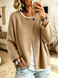 Vest in zandbeige, gedragen met wit shirt en jeans, voorkant met twee knopen bij de hals 1