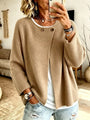 Vest in zandbeige, gedragen met wit shirt en jeans, voorkant met twee knopen bij de hals 1