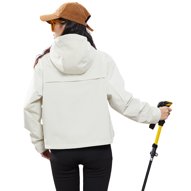 Achterkant van de crèmewitte jas met capuchon, gedragen door model met wandelstok in de hand 5