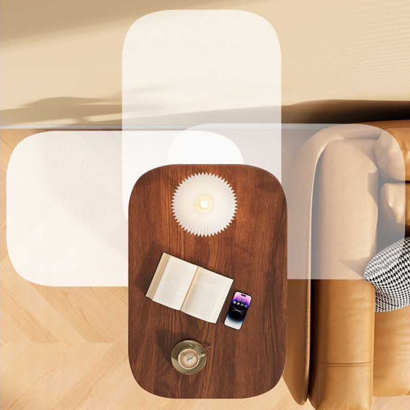 Bovenaanzicht van het notenhouten blad met boek, telefoon, koffiekopje en lamp, met doorzichtige contouren die de draaibeweging naast de bank tonen. 7
