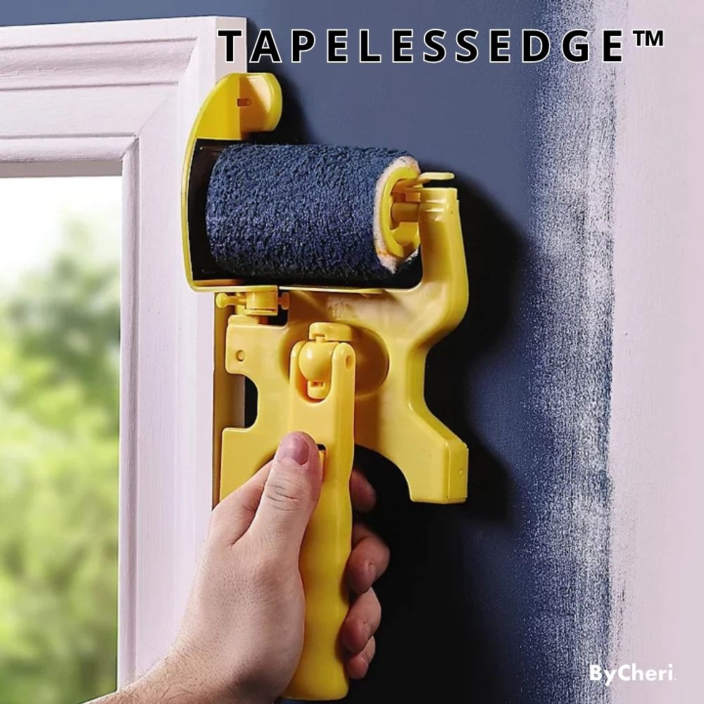 Hand houdt het gele randverfset met blauwe verfroller tegen een donkerblauwe muur, vlak langs een wit kozijn voor een strakke lijn. 1