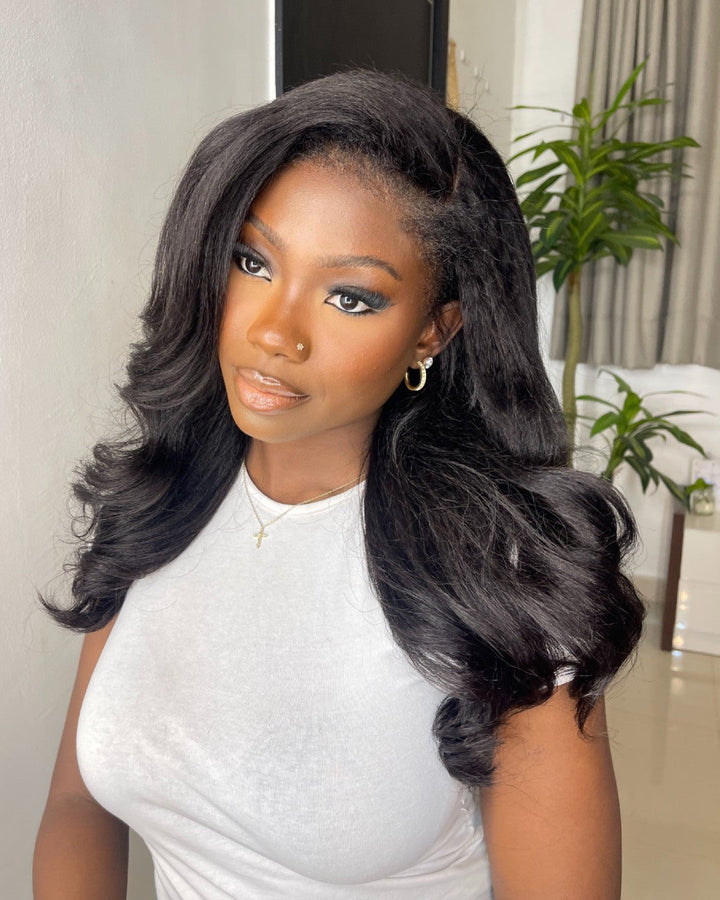 Schwarze HD Lace Perücke mit Body Wave & Lockigen Kanten – Amara
