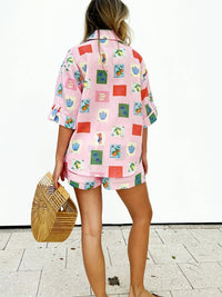 Trendy zomerse combinatie van een kleurrijke blouse en shorts - SonneSet