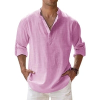 Vooraanzicht van het henleyshirt in roze, gedragen door een man met opgerolde mouwen en handen in zijn zakken. 3