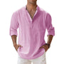 Vooraanzicht van het henleyshirt in roze, gedragen door een man met opgerolde mouwen en handen in zijn zakken. 3