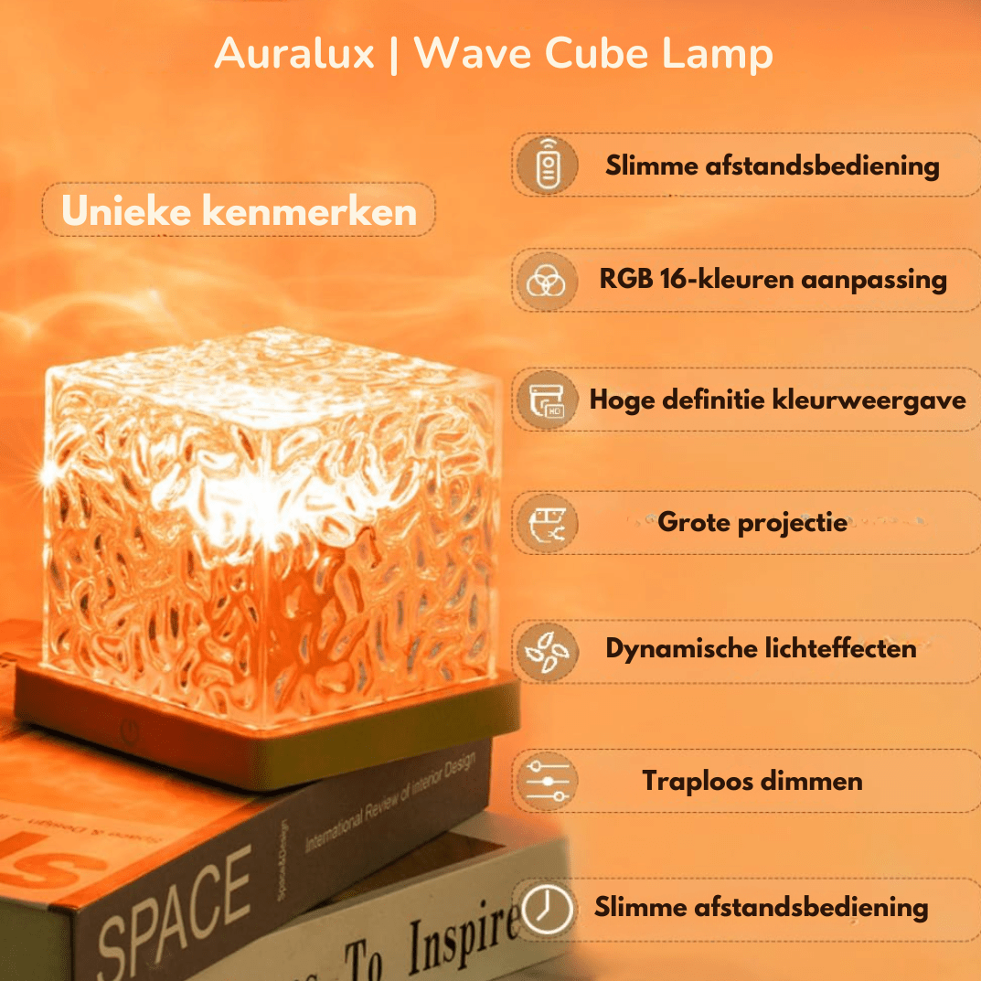 Oranje verlichte kubuslamp op twee boeken, met een lijst van kenmerken zoals afstandsbediening, kleuraanpassing, grote projectie en traploos dimmen. 7