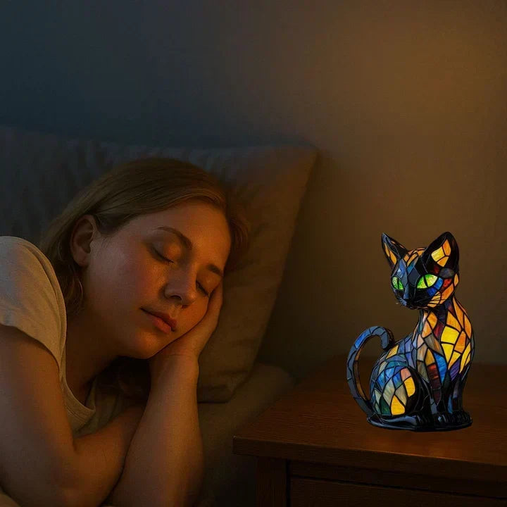 Slapende vrouw in bed met het kattenlampje op het nachtkastje naast zich als sfeerverlichting 5