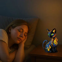 Slapende vrouw in bed met het kattenlampje op het nachtkastje naast zich als sfeerverlichting 5
