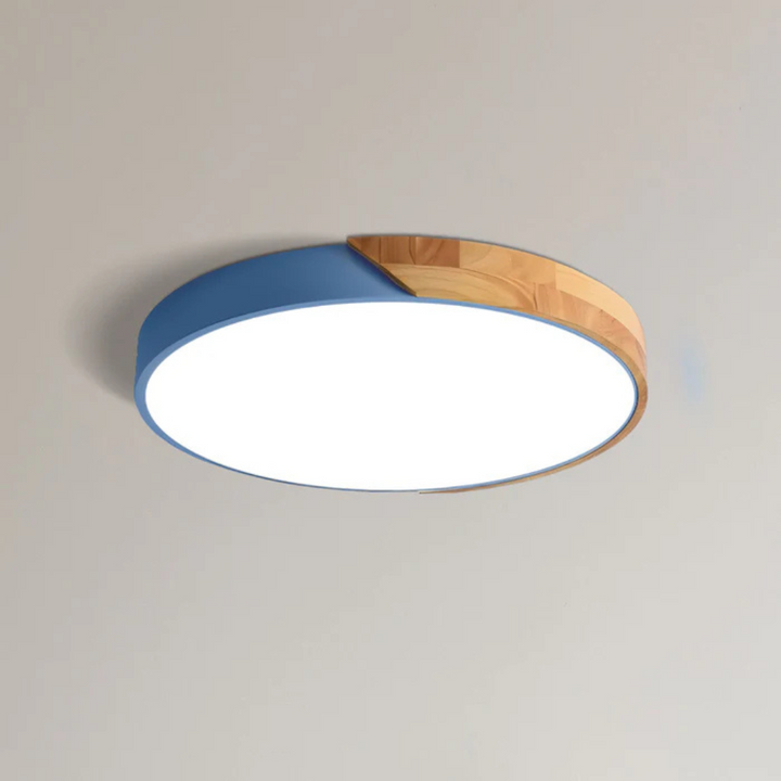 Ronde plafondlamp met blauwe rand en houten deel, close-up tegen een lichte plafondachtergrond 12