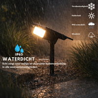 Tuinspot op grondpin brandt met warm licht in de stromende regen, met pictogrammen voor weersbestendigheid. 2