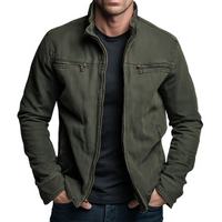 Man draagt de olijfgroene jack open over een zwart shirt, op een witte achtergrond 1