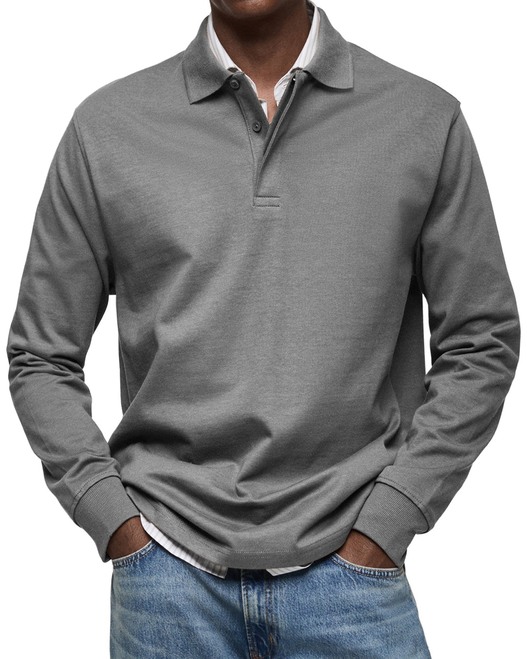 Man draagt het poloshirt met lange mouwen in middengrijs, gecombineerd met een spijkerbroek en een gestreept overhemd. 6