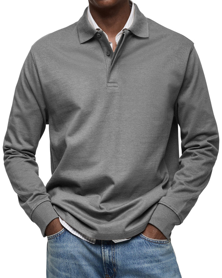 Man draagt het poloshirt met lange mouwen in middengrijs, gecombineerd met een spijkerbroek en een gestreept overhemd. 6