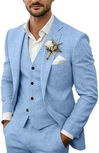 Model draagt het driedelige pak in lichtblauw met wit overhemd, corsage en pochet, vooraanzicht van colbert en vest. 3