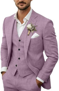 Model draagt het driedelige pak in lila met wit overhemd, corsage en pochet, vooraanzicht van colbert en vest. 7