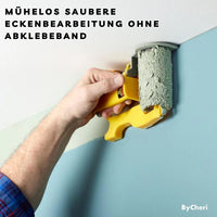 Hand schildert met het gele verfset een strakke rand langs het plafond, boven een lichtblauwe muur, zonder afplakband. 2