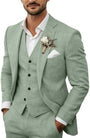 Model draagt het driedelige pak in saliegroen met wit overhemd, corsage en pochet, vooraanzicht van colbert en vest. 4