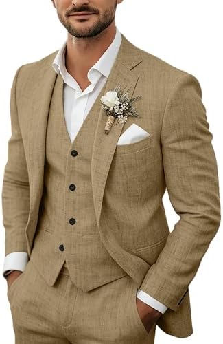 Model draagt het driedelige pak in zandbeige met wit overhemd, corsage en pochet, vooraanzicht van colbert en vest. 2