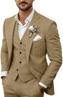 Model draagt het driedelige pak in zandbeige met wit overhemd, corsage en pochet, vooraanzicht van colbert en vest. 2