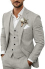 Model draagt het driedelige pak in lichtgrijs met wit overhemd, corsage en pochet, vooraanzicht van colbert en vest. 5