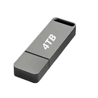 Grijze metalen USB-stick met dop, schuin van boven gezien tegen een witte achtergrond 1