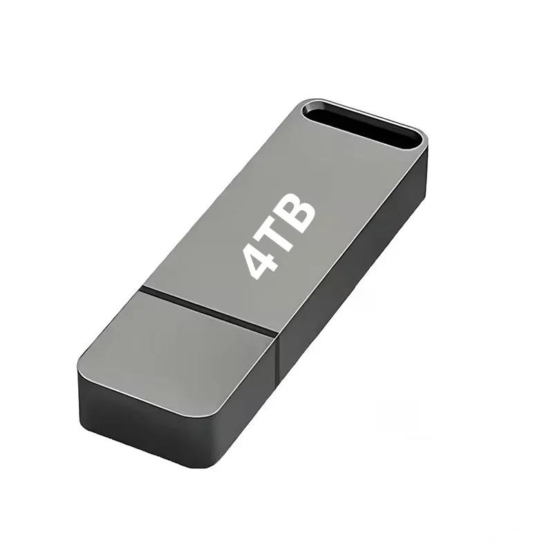 Grijze metalen USB-stick met dop, schuin van boven gezien tegen een witte achtergrond 1