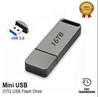 Metalen USB-stick op een lichte achtergrond met een uitvergrote USB-connector linksboven 3