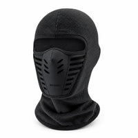 Zwarte fleece bivakmuts schuin van voren met stevig mondpaneel, ventilatieopeningen en horizontale mesh-gleuven aan beide zijden. 8