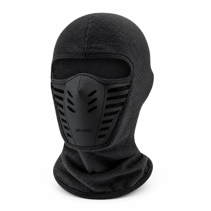 Zwarte fleece bivakmuts schuin van voren met stevig mondpaneel, ventilatieopeningen en horizontale mesh-gleuven aan beide zijden. 8