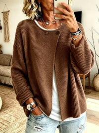 Hetzelfde vest in bruin, gedragen met wit shirt en jeans, voorkant met twee knopen 4